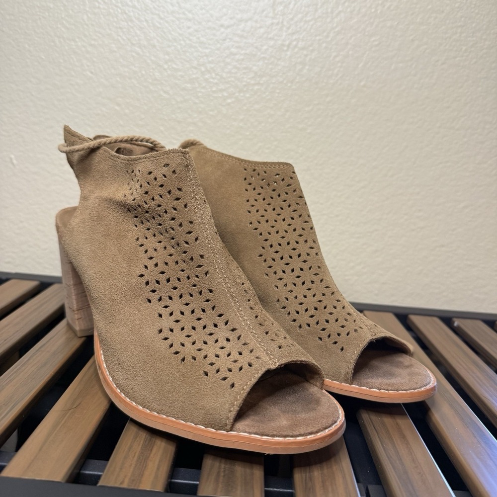 TOMS Woman's 9W Elba suede‎ peep toe block heel ankle sandals In Brown
